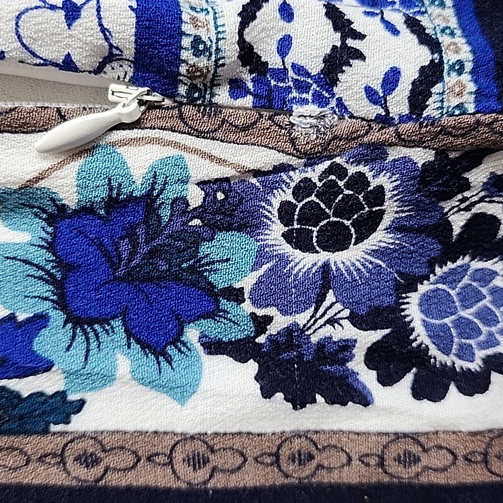 Elegant Blue and White Patterned Dress - Picture 13 of 13